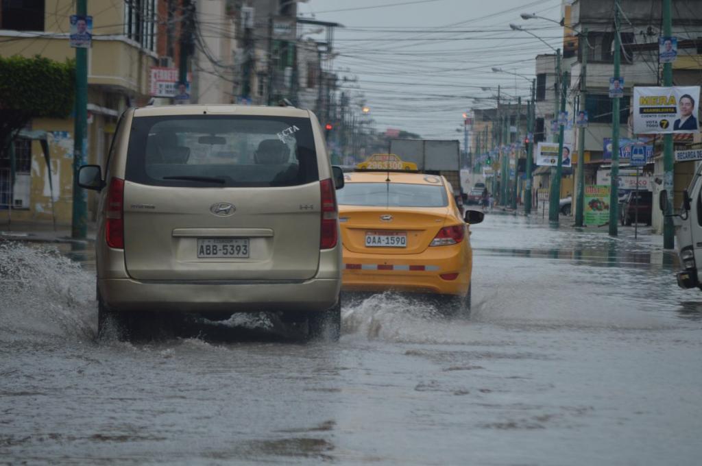 Fuerte lluvia en Machala causa daños y congestionamiento ... - Vistazo