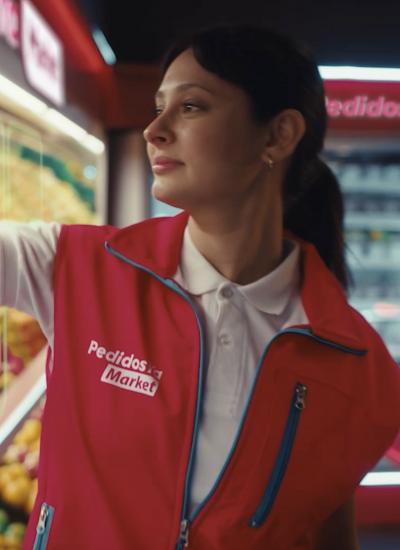 Una de las personal shopper selecciona alimentos de un pedido en un supermercado.