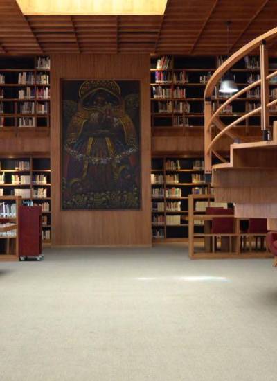 La biblioteca de la Universidad Andina Simón Bolívar es de tres pisos, con estándares internacionales y fondos editoriales físicos y digitales.
