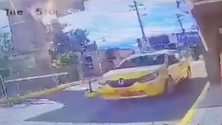 VIDEO: Delincuentes robaron a un taxista y su pasajera tras irrumpir en una urbanización del valle de Los Chillos