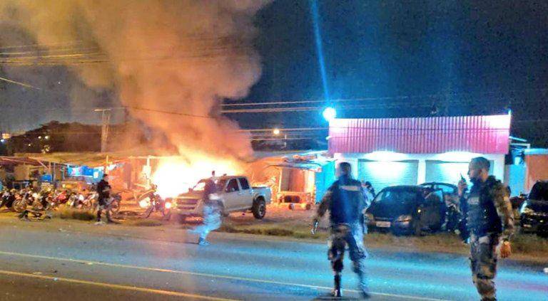 Vehículo explota afuera de la cárcel 'La Roca' en Guayaquil