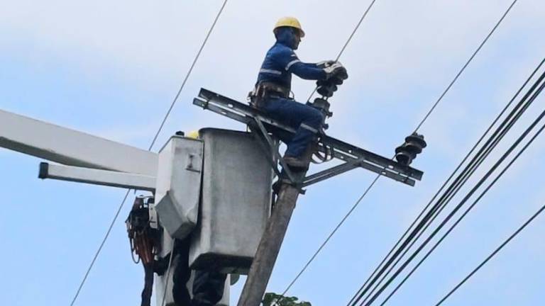 Restablecido el 100% del servicio eléctrico en Ecuador: ¿Cuánto le cuesta al país cada hora de apagón?