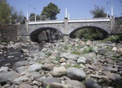 La sequía, que inició en julio, dejó al descubierto las piedras del río Tomebamba.