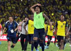 Ángelo Preciado celebra la clasificación de Ecuador al Mundial 2022 después del empate ante Argentina en el Estadio Monumental de Guayaquil, en marzo de 2022.