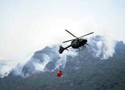 Uno de los helicópteros que participan en operaciones para sofocar el incendio forestal en el Parque Nacional Cajas.