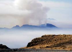 Humo que se levanta desde la cobertura boscosa del Parque Nacional Cajas.