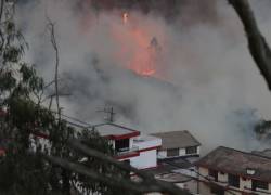 Incendio en Quito, visto del sector de Guapulo.