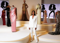 Captura de imagen de Instagram de una foto realizada por el fotógrafo Marco Bahler, en la que se ve a la modelo Naomi Campbell posando frente a la exposición realizada en su honor en el Museo londinense 'Victoria and Albert'.