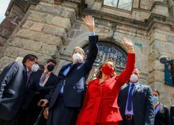 El presidente electo, Guillermo Lasso, llega con su esposa María De Lourdes Alcivar (d) al Centro Cultural Metropolitano.