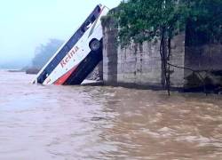 Bus de cooperativa Reina del Camino cayó al río Blanco tras error del conductor: me fui de largo”