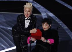 La cantante Lady Gaga junto a la actriz Liza Minnelli durante la gala de los Premios Óscar. EFE/EPA/ETIENNE LAURENT