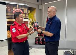 Pedro Huerta (camiseta azul) fundador de Casacas Rojas Café, realizó la entrega de bolsas de café e implementos a diferentes brigadas de bomberos en el país.