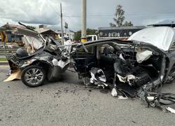 El automóvil quedó destrozado después de impactar dos postes a alta velocidad.