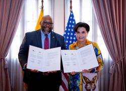 Fotografía en la que aparecen la ministra de Relaciones Exteriores de Ecuador, Gabriela Sommerfeld, y el embajador de EE.UU. en Ecuador, Arthur Brown..