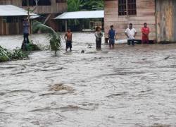 Intensas lluvias afectan a varias carreteras en Ecuador: han causado el desbordamiento de un río