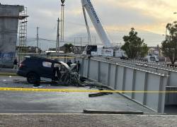 En el lugar del accidente se realizaron labores de rescate para liberar a los ocupantes atrapados en el vehículo.