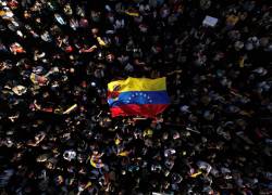 Bandera de Venezuela en medio de una manifestación por las recientes elecciones presidenciales.