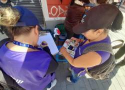 Funcionarias inspeccionan la legalidad de unos cigarrillos.