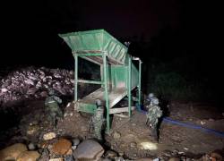 Presuntamente Los Lobos estaban realizando minería ilegal en Pasaje. El Bloque de Seguridad inhabilitó la maquinaria.