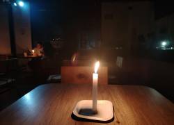 Fotografía de una cafetería sin electricidad.