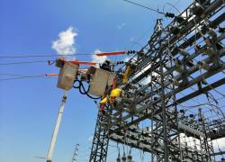 Operarios realizan labores de mantenimiento en una estación eléctrica.