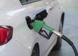 Fotografía referencial de un vehículo siendo abastecido de gasolina.