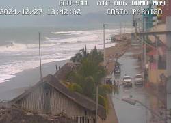 Fotografía que muestra cómo las olas llegaron hasta la calle que colinda con el balneario de Costa Paraíso, en la provincia de Esmeraldas.