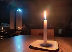 Fotografía de una cafetería sin electricidad.