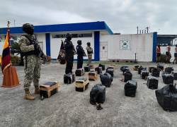 Algunos de los sacos que contenían la droga fueron lanzados al mar, informó la Armada en sus redes sociales.