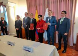 La canciller Gabriela Sommerfeld (C)​​​, el ministro de Energía, Antonio Goncalves (2-D)​​​, y el embajador de Japón en Quito, Keiichiro Morishita (4-I).