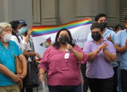 La concejala de Guayaquil Lídice Aldas, junto a Lía Burbano, la directora de Fundación Mujer y Mujer, en un discurso previo a la entrega del proyecto de ordenanza municipal.