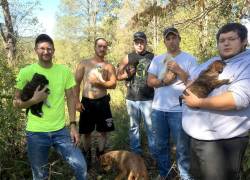 Mitchel Craddock y sus amigos con los perritos rescatados.