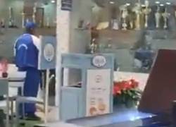 Captura de uno de los videos difundidos en redes sociales del asalto a una joyería ubicada al interior de un centro comercial.