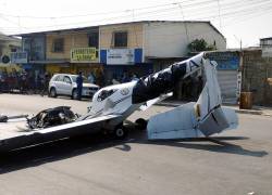 Fotografía de los restos de la avioneta que se estrelló en una concurrida vía del cantón La Libertad.