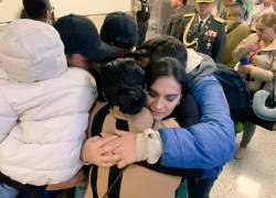 Abad despidiéndose de allegados, aparentemente familiares, antes de abordar el vuelo hacia Israel.