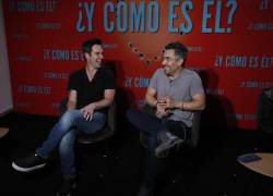 Los actores mexicanos, Mauricio Ochmann (i) y Omar Chaparro (d), durante una charla con Efe, el 1 de abril de 2022, en la Ciudad de México (México). La infidelidad de parte de una mujer, abrirá el debate sobre la posibilidad de los hombres de mostrarse vulnerables en la película ¿Y cómo es él?, una comedia sobre dos hombres que de ser rivales, se convertirán en amigos. EFE/ Mario Guzmán