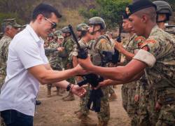 Fotografía del mandatario Daniel Noboa entregándole un fusil a un militar.