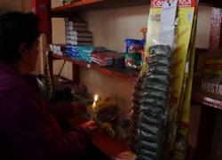 Fotografía de una tienda del sector Itchimbia, en Quito, sin electricidad.