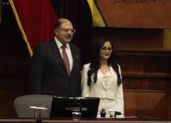 Fotografía que muestra al socialcristiano Henry Kronfle y Viviana Veloz, durante la ceremonia de transición de la Presidencia de la Asamblea.