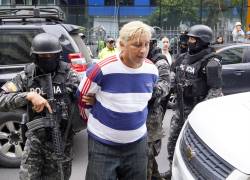 Fotografía de Fabricio Colón Pico llegando a una unidad de flagrancia en Quito tras ser recapturado.