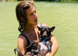 Paula junto a Maia fotografiadas en un río.