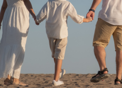 Fotografía de referencia de una familia caminando por un desierto.