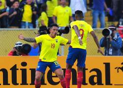 Cristian Ramírez (19) celebra el gol que le marcó a Chile en el partido de local por las Eliminatorias Sudamericanas rumbo a Rusia 2018.