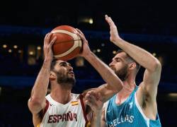 Santi Aldama de España (I) disputando el balón ante Georgios Papagiannis de Grecia (D).