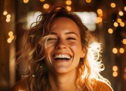 Imagen de una mujer alegre y sonriente.