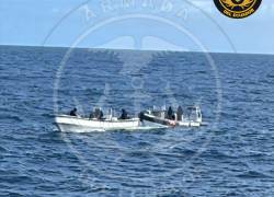 Momento de la incautación a la embarcación cerca de las Islas Galápagos.