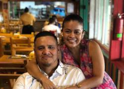 Los esposos Hugo Molina y Alexandra Arce en un restaurante.