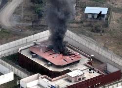 Así quedó el techo de la cárcel La Roca tras explosión controlada.