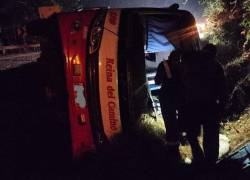 El asesor de un asambleísta y un militar mueren en trágico accidente de tránsito en Manabí; hay otros 14 heridos