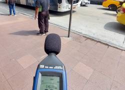 En Quito y Guayaquil, los niveles de ruido registrados por GAES alcanzan entre 89 y 97 dB en áreas de alta afluencia de personas.